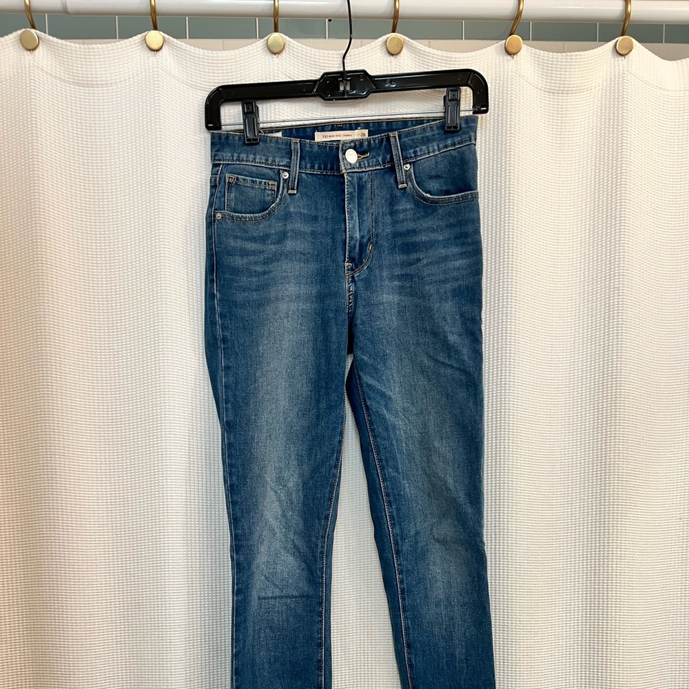 Levi’s pants, high-waisted in great condition.